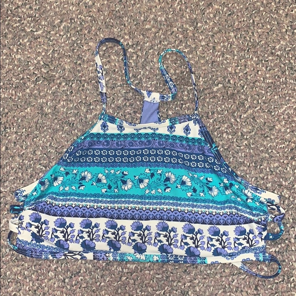 •Flower patterned bikini top•